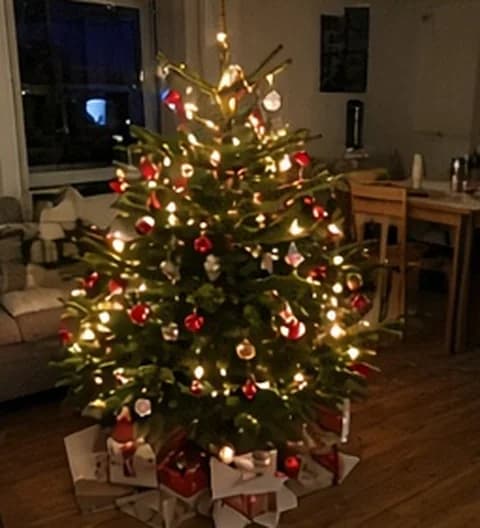 Un sapin familial naturel, décoré simplement dans un intérieur vécu, photo partagée depuis France