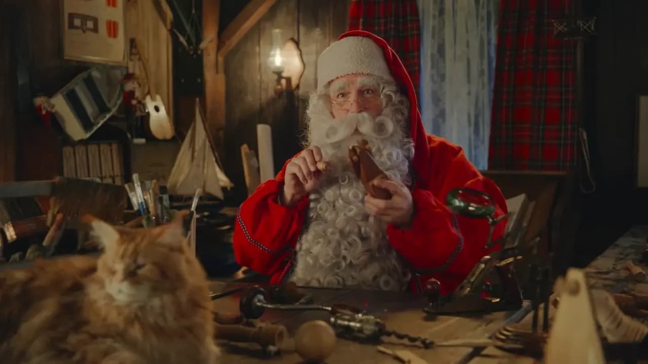 Le Père Noël dans un atelier doré et magique