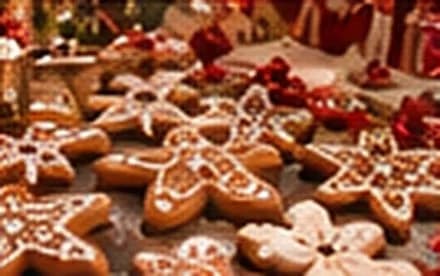 Biscuits de Noël en forme d'étoiles et de bonshommes