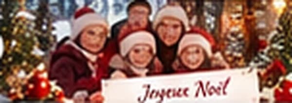 Kort „Glædelig jul!“ med en familie i julehuer